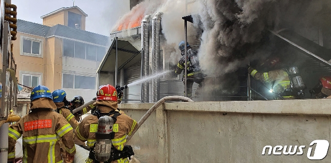 [사진] 대구 식품공장 화재..화마와 싸우는 소방관