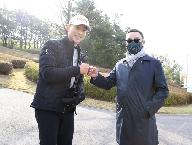 KPGA 코리안투어 선수회 대표 홍순상(왼쪽)과 KPGA 구자철 회장. /사진=KPGA