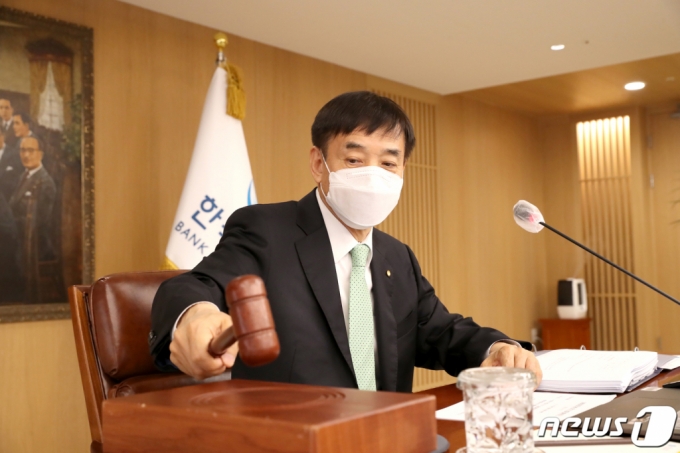 (서울=뉴스1) = 이주열 한국은행 총재가 15일 오전 서울 중구 한국은행에서 열린 금융통화위원회 본회의를 주재하며 의사봉을 두드리고 있다. 이날 기준금리를 현행 0.50%로 동결했다. (한국은행 제공) 2021.4.15/뉴스1