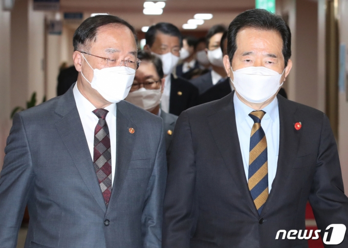 정세균 국무총리(오른쪽)와 홍남기 부총리 겸 기획재정부 장관이 지난달 30일 오전 서울 종로구 정부서울청사에서 열린 국무회의에 참석하고 있다. /사진=뉴스1