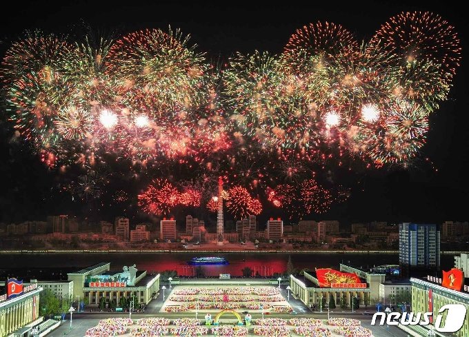 사진] 평양 광장에 펼쳐진 축포…김일성 생일 축하 행사 - 머니투데이