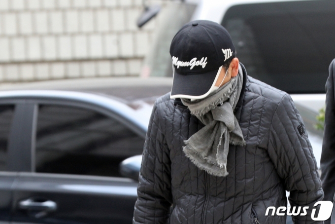 옵티머스 자산운용 펀드 사기와 관련해 옵티머스 측 로비스트 3인방 중 핵심으로 꼽히는 전 연예기획사 대표 신 모씨가 서울중앙지방법원에서 열린 구속 전 피의자심문(영장실질심사)에 출석하고 있다. 2020.11.17 /사진=뉴스1