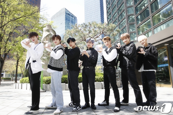 그룹 싸이퍼(Ciipher) 탄(왼쪽부터), 현빈, 휘, 케이타, 도환, 원, 태그가 최근 서울 종로구 뉴스1사옥에서 열린 인터뷰에 앞서 포즈를 취하고 있다. 2021.4.15/뉴스1 © News1 권현진 기자