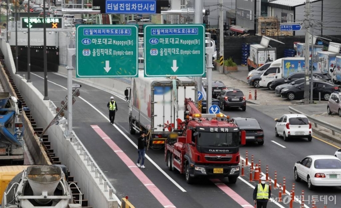 신월IC에서 여의도 구간을 연결하는 신월여의지하도로가 개통된 16일 서울 양천구 신월여의지하도로 진입구에서 대형화물차량이 진입하다 끼여 견인차에 의해 견인되고 있다. /사진제공=뉴시스