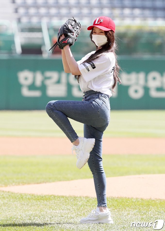 사진] 시구하는 러블리즈 케이 - 머니투데이