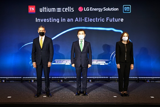 왼쪽부터 테네시주 빌 리(Bill Lee) 주지사, LG에너지솔루션 김종현 사장, GM 메리 바라(Mary Barra) 회장./사진제공=LG에너지솔루션