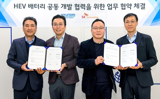 (왼쪽부터)현대자동차 최우석 전동화개발센터장, SK이노베이션 김유석 배터리마케팅본부장, 현대자동차 박찬영 파워트레인부품구매사업부장, SK이노베이션 이장원 배터리연구원장이 최근 현대차o기아 남양연구소에서 협력식을 갖고 포즈를 취하고 있다./사진=SK이노베이션