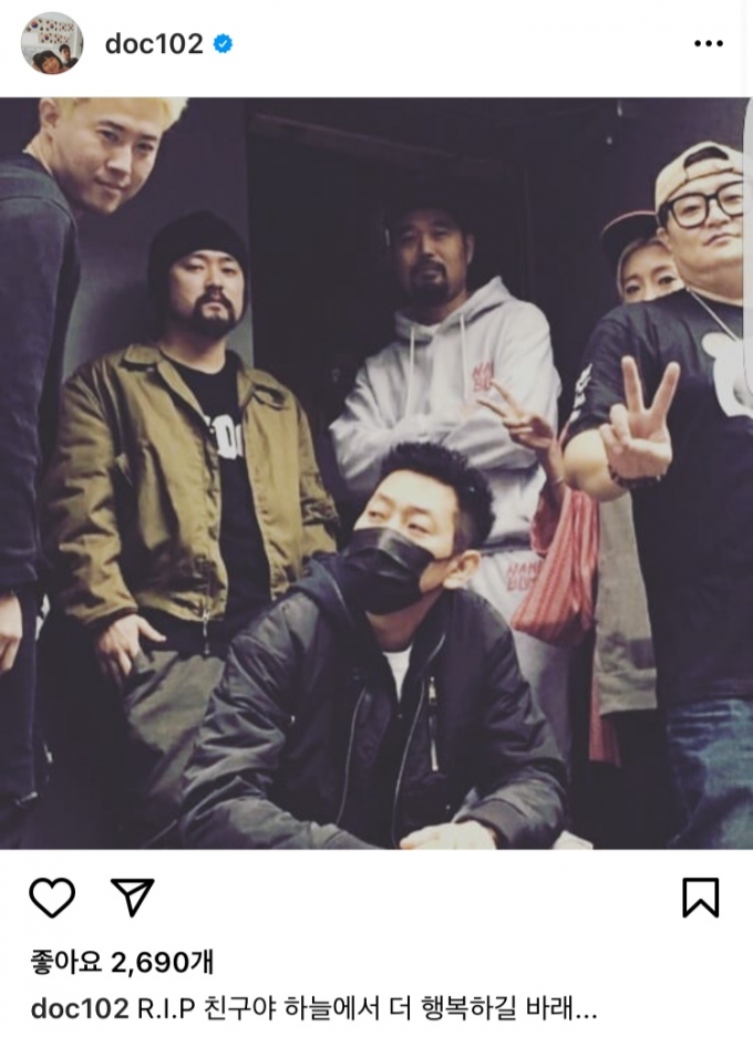 그룹 DJ DOC 멤버 이하늘의 친동생이자 45RPM의 멤버인 이현배가 사망했다. 갑작스러운 비보에 연예계의 추모 물결이 이어지는 가운데, 김창열의 추모글에 이하늘이 게재한 댓글에 이목이 집중되고 있다. /사진=김창열 인스타그램