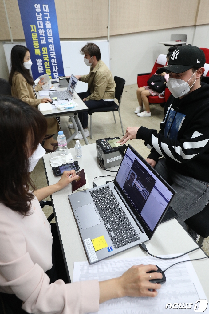 [사진] 대구출입국·외국인사무소, 대학 방문 유학생 지문 등록 - 머니투데이