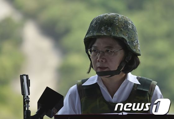 대만 남부 핑둥에서 연례 '한광(漢光) 훈련'이 진행중인 가운데 차이잉원 총통이 연설을 하고 있다. 차이잉원 정부 출범 이후 처음 실시되는 올해 훈련에는 중국군의 상륙을 봉쇄하는 작전도 함께 실시된다. © AFP=뉴스1 © News1