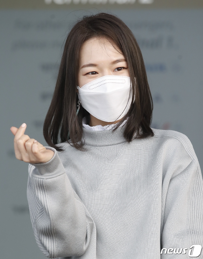 배우 한예리가 20일 오후 ‘제93회 아카데미 시상식’ 참석차 인천국제공항을 통해 미국 LA로 출국하며 하트를 그리고 있다. 2021.4.20/뉴스1 © News1 권현진 기자