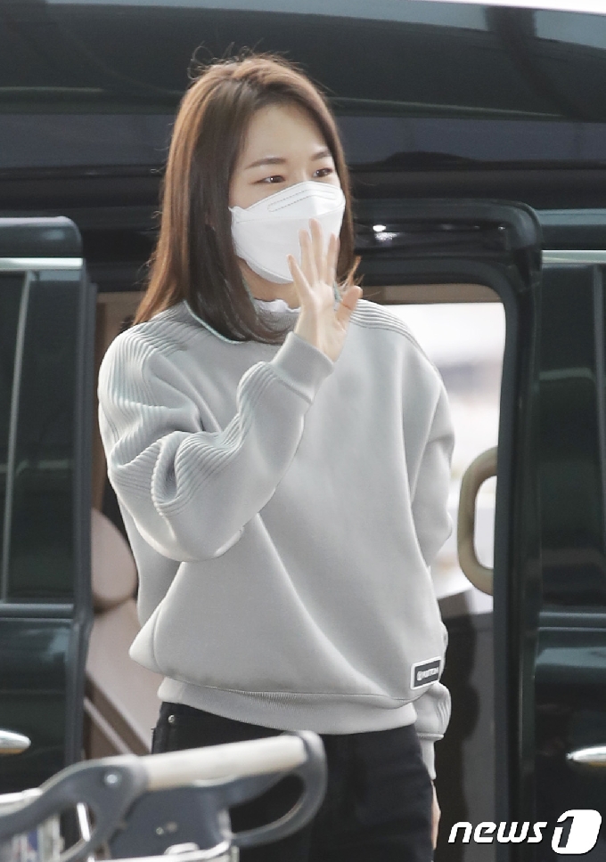 배우 한예리가 20일 오후 ‘제93회 아카데미 시상식’ 참석차 인천국제공항을 통해 미국 LA로 출국하기 위해 하차하고 있다. 2021.4.20/뉴스1 © News1 권현진 기자
