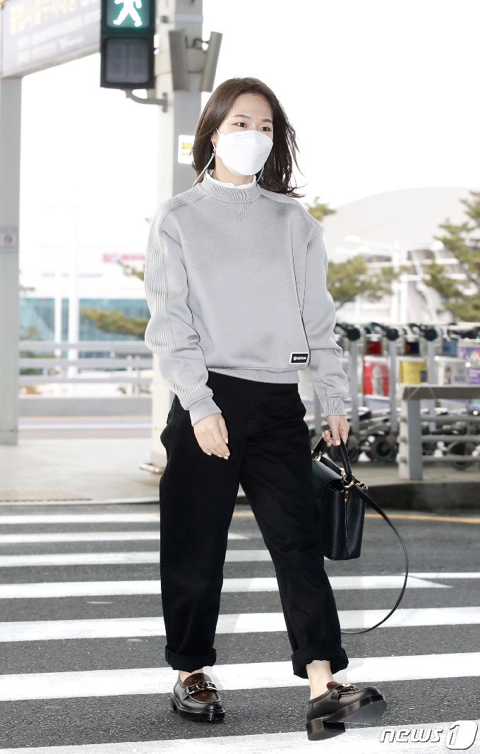 배우 한예리가 20일 오후 ‘제93회 아카데미 시상식’ 참석차 인천국제공항을 통해 미국 LA로 출국하고 있다. 2021.4.20/뉴스1 © News1 권현진 기자