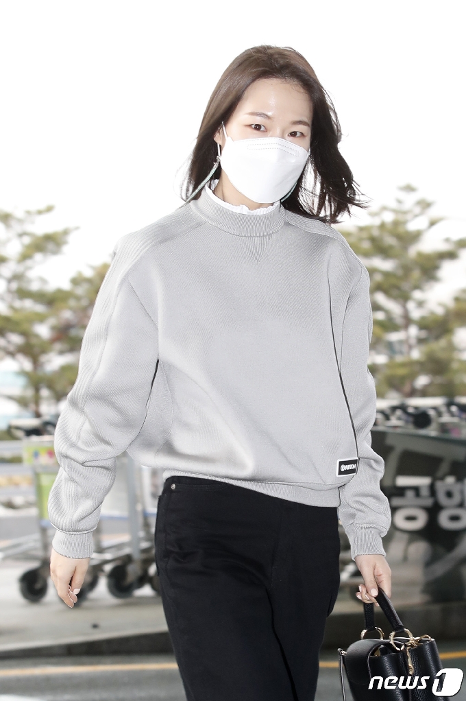 배우 한예리가 20일 오후 ‘제93회 아카데미 시상식’ 참석차 인천국제공항을 통해 미국 LA로 출국하며 인사를 하고 있다. 2021.4.20/뉴스1 © News1 권현진 기자
