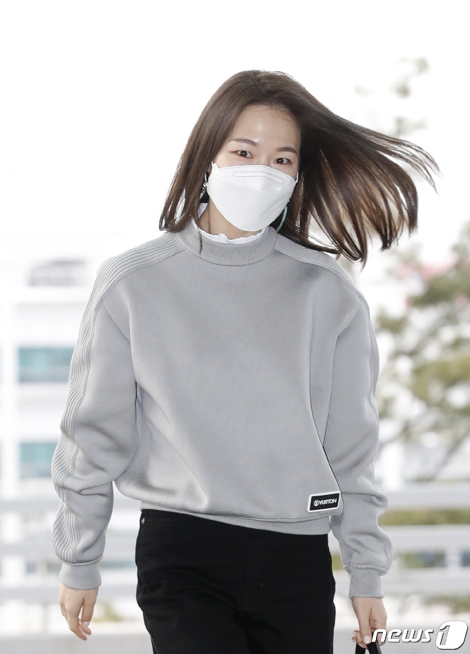 배우 한예리가 20일 오후 ‘제93회 아카데미 시상식’ 참석차 인천국제공항으로 들어서고 있다. 2021.4.20/뉴스1 © News1 권현진 기자