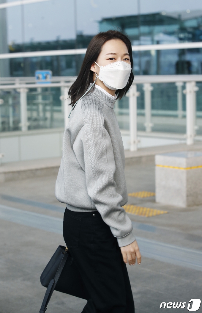 배우 한예리가 20일 오후 ‘제93회 아카데미 시상식’ 참석차 인천국제공항을 통해 미국 LA로 출국하고 있다. 2021.4.20/뉴스1 © News1 권현진 기자