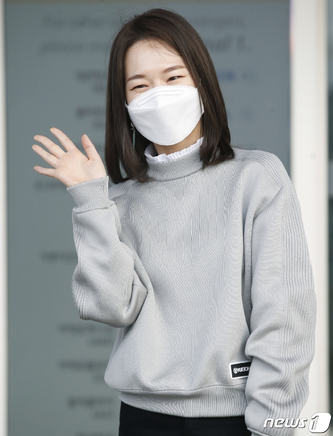 배우 한예리가 20일 오후 ‘제93회 아카데미 시상식’ 참석차 인천국제공항을 통해 미국 LA로 출국하며 설레임 가득한 손인사를 하고 있다. 2021.4.20/뉴스1 © News1 권현진 기자