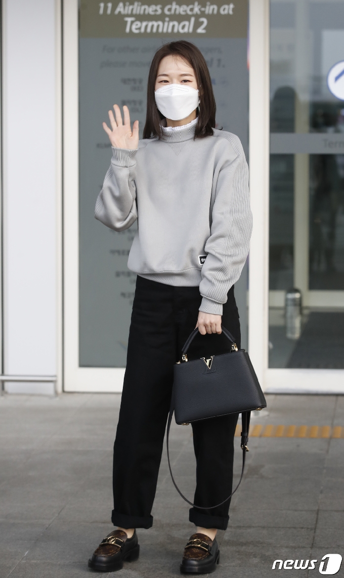 배우 한예리가 20일 오후 ‘제93회 아카데미 시상식’ 참석차 인천국제공항을 통해 미국 LA로 출국하며 예쁜 인사를 하고 있다. 2021.4.20/뉴스1 © News1 권현진 기자