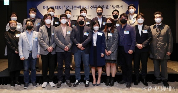 22일 오후 서울 중구 더플라자에서 열린 '유니콘팩토리 전문위원회' 발족식에서 이나리 헤이조이스 대표, 임정욱 TBT 파트너스 공동대표, 이태훈 서울산업진흥원 서울창업허브 본부장, 최항집 스타트업얼라이언스 센터장, 구본웅 포메이션그룹 대표, 최경희 소풍벤처스 파트너(한상엽 소풍벤처스 대표 대리참석), 이현송 스마트스터디벤처스 대표, 김영덕 디캠프·프론트원 센터장, 김준익 건국대학교 경영학과 교수, 윤지환 고려대학교 기술경영전문대학원 교수(아랫줄 왼쪽부터), 박종면 머니투데이 대표 및 참석자들이 기념촬영을 하고 있다. /사진=김휘선 기자 hwijpg@