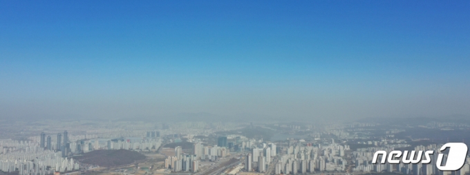 (화성=뉴스1) 조태형 기자 = 수도권 일부 지역에 미세먼지 경보가 발령된 30일 오전 경기도 화성시내 위로 미세먼지층이 뿌옇게 보이고 있다. 2021.3.30/뉴스1