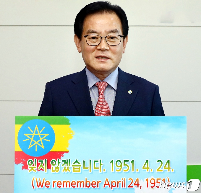 21일 백선기 칠곡군수가 6·25전쟁 70주년을 맞아 에티오피아 6·25참전용사들에게 전할 동영상을 촬영하고 있다.(칠곡군 제공) 2021.4.21 /© 뉴스1