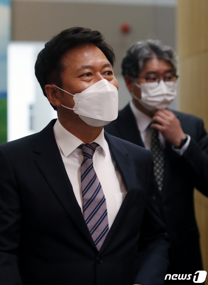 (서울=뉴스1) 이승배 기자 = 박정호 SKT 대표이사가 25일 서울 중구 을지로 SKT타워에서 열린 SK텔레콤 제37기 정기 주주총회에 참석하고 있다. SK텔레콤의 올해 주총 의안은 제37기 재무제표 승인, 주식매수선택권 부여, 유영상 MNO사업대표 사내이사 선임 등이며 주주가치 제고를 위해 정관을 바꿔 '분기배당'도 도입하기로 했다. 2021.3.25/뉴스1