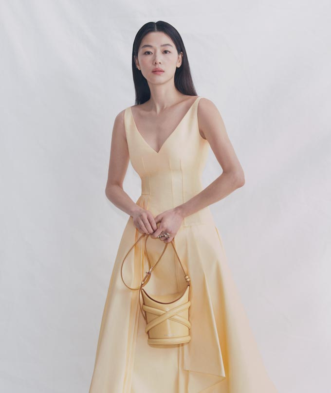 배우 전지현/사진제공=알렉산더 맥퀸(Alexander McQueen)