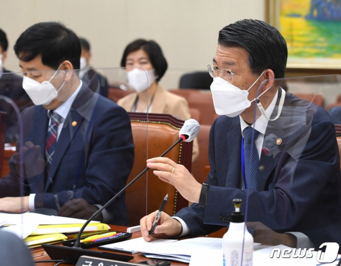 (서울=뉴스1) 구윤성 기자 = 은성수 금융위원장이 22일 오전 서울 여의도 국회에서 열린 제386회 국회(임시회) 제1차 정무위원회 전체회의에서 의원 질의에 답하고 있다. 2021.4.22/뉴스1