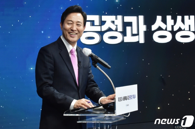 (서울=뉴스1) 사진공동취재단 = 오세훈 서울시장이 22일 서울 중구 을지로 DDP 화상스튜디오 '서울-온'에서 열린 제38대 서울특별시장 온라인 취임식에서 유튜브 시민의견을 경청하며 미소짓고 있다. 2021.4.22/뉴스1