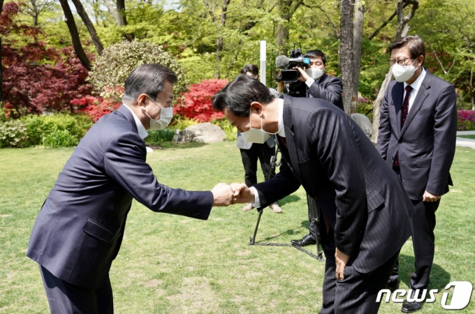 문재인 대통령이 21일 청와대 상춘재에서 열린 4·7 시도지사 보궐선거 당선인 초청 오찬에 앞서 오세훈 서울시장과 인사하고 있다. 오른쪽은 박형준 부산시장. /사진제공=뉴스1