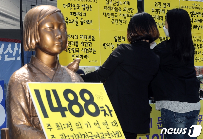 일본군 위안부 피해자들이 일본 정부를 상대로 제기한 두 번째 손해배상 소송에서 패소했다. 지난 1월 법원은 고(故) 배춘희 할머니 등 위안부 피해자 12명이 일본을 상대로 제기한 손해배상 소송에서 "원고에게 1인당 1억원을 지급하라"며 원고 승소 판결한 바 있는데, 이날 서울중앙지법 민사합의15부(부장판사 민성철)는 이용수 할머니 등 위안부 피해자와 유족 등 20명이 일본을 상대로 제기한 손해배상 청구를 각하하며 정반대의 판결이 나온 것이다. 사진은 21일 서울 종로구 옛 일본대사관 앞 평화의 소녀상. 2021.4.21/뉴스1 © News1 이동해 기자