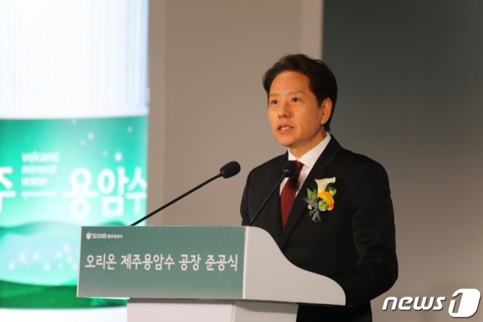 (제주=뉴스1) 강승남 기자 = 담철곤 오리온그룹 회장이 3일 오전 제주시 구좌읍 한동리 제주용암해수산업단지에서 열린 '오리온 제주용암수' 공장 준공식에서 환영사를 하고 있다. 2019.12.3/뉴스1