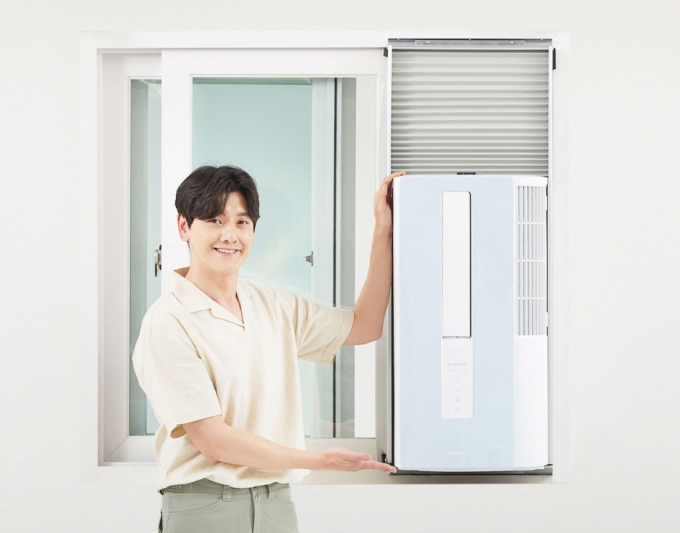 삼성전자 모델이 설치 환경 제약없이 방방마다 시원함을 즐길 수 있는 창문형 에어컨 '윈도우 핏'을 소개하고 있다./사진제공=삼성전자