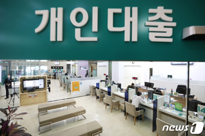 (서울=뉴스1) 임세영 기자 = 10일 오후 서울 시내의 한 은행 창구에서 시민이 대출상담을 받고 있다. 올해 2월 가계대출이 1000조원을 넘어섰다. 이날 한국은행이 발표한 '2021년 2월중 금융시장 동향'에 따르면 지난달 말 은행 가계대출 잔액은 1003조1000억원으로 전월에 비해 6조7000억원 증가했다. 매년 2월 증가액 기준으로 보면 통계가 작성된 2004년 이후 두 번째로 큰 증가폭이다. 2021.3.10/뉴스1