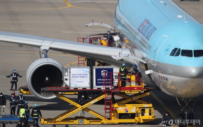 지난 2월 26일 영종도 인천국제공항 화물터미널에서 국제백신공급기구인 '코백스 퍼실리티'(COVAX facility)를 통해 확보한 화이자 백신 초도 물량이 대한항공 화물기에서 내려 이송되고 있다./영종도=공항사진기자단