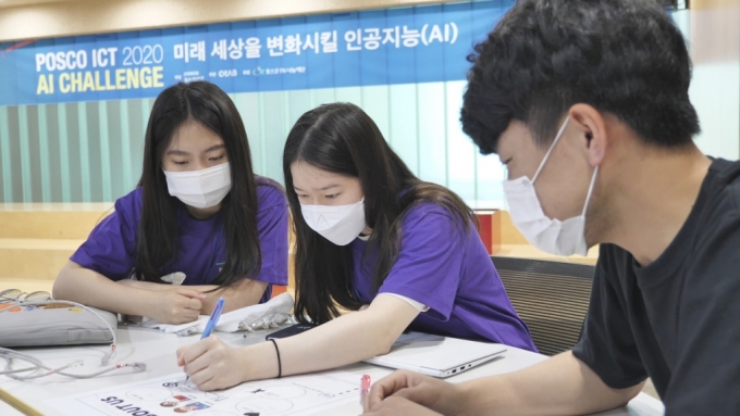 포스코ICT 지난해 개최한 AI 챌린지에 참가한 학생들이 포스코ICT의 IT 엔지니어들에게 AI 코딩 멘토링을 받고 있다. /사진=포스코ICT