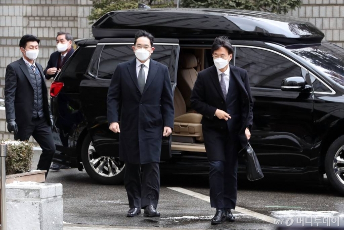 이재용 삼성전자 부회장이 18일 오후 서초구 서울고등법원에서 열리는 국정농단 사건 파기환송심 선고 공판에 출석하고 있다. /사진=이기범 기자 leekb@