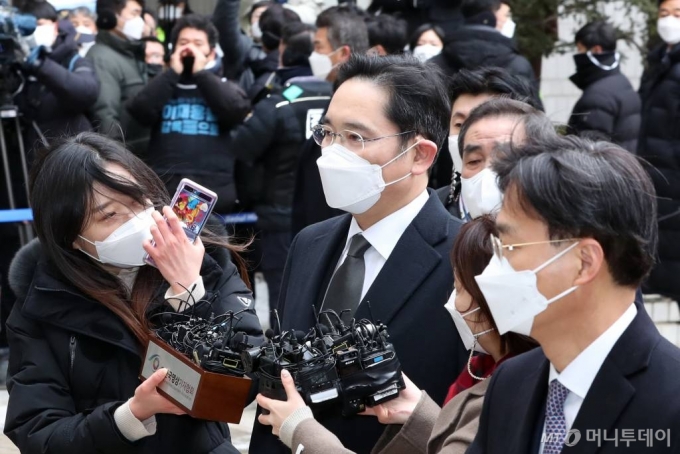 이재용 삼성전자 부회장이 18일 오후 서초구 서울고등법원에서 열리는 국정농단 사건 파기환송심 선고 공판에 출석하고 있다. /사진=이기범 기자 leekb@