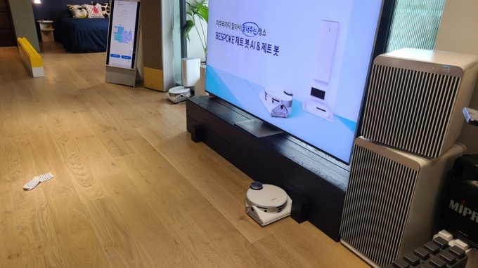 지난 27일 서울 강남구 삼성디지털플라자 강남본점. 음성명령을 받고 TV 주변을 청소하고 있는 '비스포크 제트봇 AI'./사진=오문영 기자