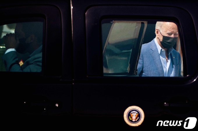 조 바이든 미국 대통령이 24일 &#40;현지시간&#41; 델라웨어주 윌밍턴에 있는 주 공군기지에 도착해 전용 헬기를 내려 차량을 타고 있다. &copy; AFP=뉴스1 &copy; News1 우동명 기자