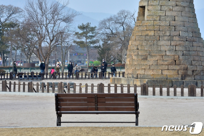 지난 2월 국내 대표 관광명소인 경북 경주시 첨성대를 찾은 관광객들이 마스크를 착용한 채 관람하고 있다. /사진=뉴스1