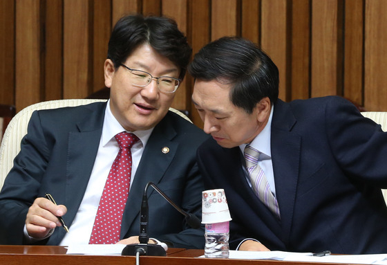 =권성동(왼쪽)·김기현(오른쪽) 국민의힘 의원 2013.10.18/뉴스1 