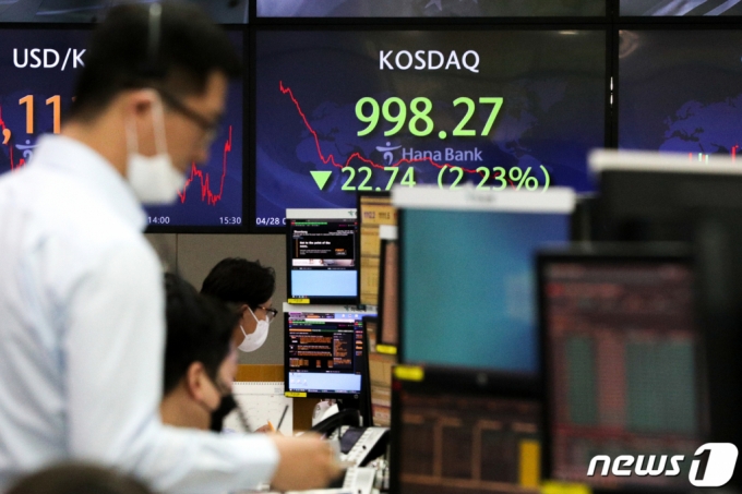 (서울=뉴스1) 성동훈 기자 = 28일 오후 서울 중구 하나은행 딜링룸에서 직원들이 업무를 보고 있다. 이날 코스피 지수는 33.95포인트(1.06%) 내린 3181.47로, 코스닥은 22.74포인트(2.23%) 내린 998.27로 장을 마감했다. 2021.4.28/뉴스1