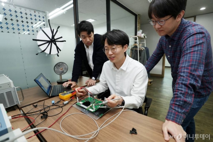 (왼쪽부터)에타일렉트로닉스 홍정민 최고전략책임자(CSO), 여태동 최고기술책임자(CTO), 남정용 최고경영자(CEO) /사진=김휘선 기자 hwijpg@