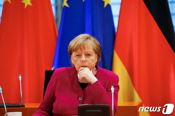 [사진] 화상 ‘독일·중국 정부 협상’ 참석한 메르켈 총리