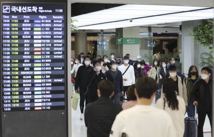 봄철 제주도 여행객이 증가하고 있는 지난 11일 서울 강서구 김포공항 국내선 도착장이 이용객들로 붐비고 있다. /사진=뉴시스