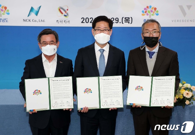왼쪽부터 김전수 NCK 사장, 양승조 충남도지사, 홍형수 베르상스 한국법인 대표.© 뉴스1