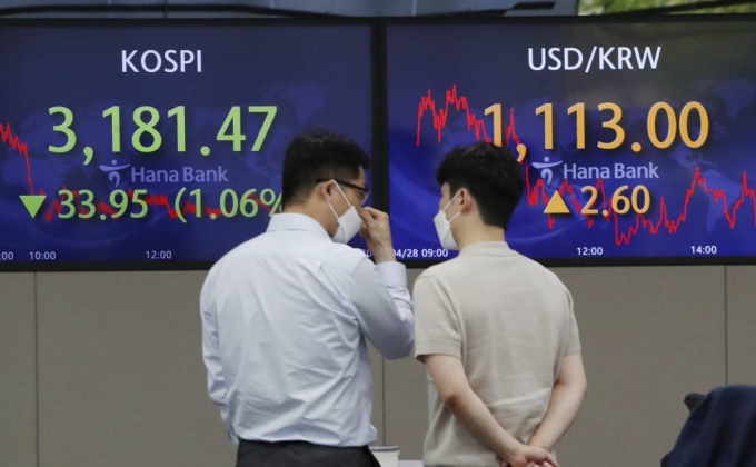 코스피가 전 거래일(3215.42)보다 33.95포인트(1.06%) 내린 3181.47에 장을 마감한 지난 28일 오후 서울 중구 하나은행 딜링룸에서 딜러들이 업무를 보고 있다./사진=뉴시스