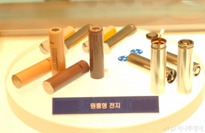 2005년 LG화학이 세계에서 처음 생산한 2600mAh급 원통형 리튬이온 2차전지