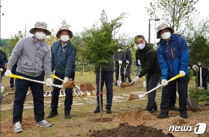 최병암 산림청장(오른쪽 두번째)이 30일 오전 인천광역시 서구 신현동에서 열린 '목재분야 기업인과 함께하는 탄소중립의 숲 조성 나무심기' 행사에 참석해 박남춘 인천시장(왼쪽 두번째) 등 참가자들과 나무를 심고 있다. 산림청 제공. © 뉴스1